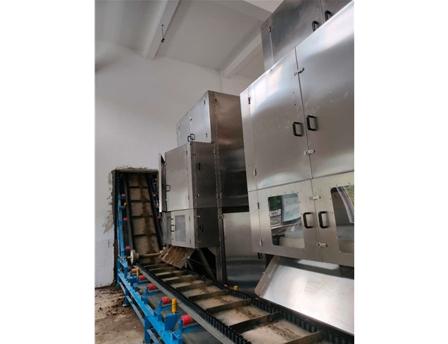 云南某污水處理廠定制的一體式污泥深度脫水機，現(xiàn)已投入使用！