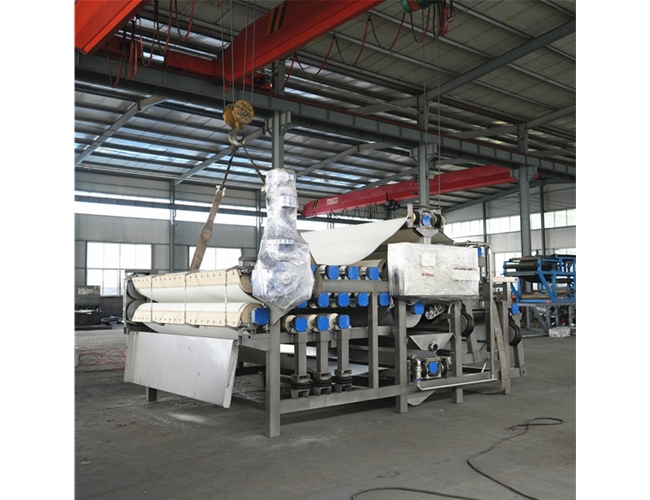 陜西客戶訂購1臺帶式壓榨機(jī)