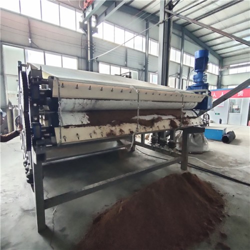 四川客戶酒糟脫水來廠試機(jī)后效果非常滿意，訂購一臺(tái)帶式壓榨機(jī)！