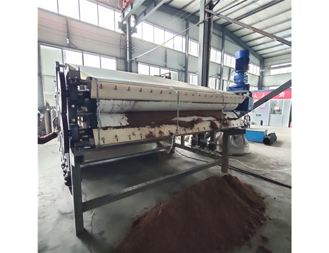 四川客戶酒糟脫水來(lái)廠試機(jī)后效果非常滿意，訂購(gòu)一臺(tái)帶式壓榨機(jī)！