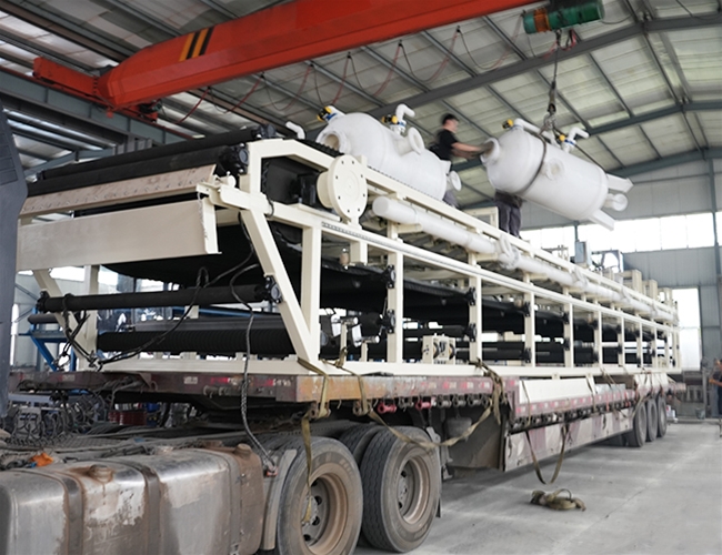 1臺(tái)橡膠帶式真空過(guò)濾機(jī)發(fā)往河北唐山