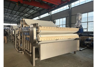 帶式果汁壓榨機(jī)廣泛應(yīng)用于各個行業(yè)的果蔬榨汁